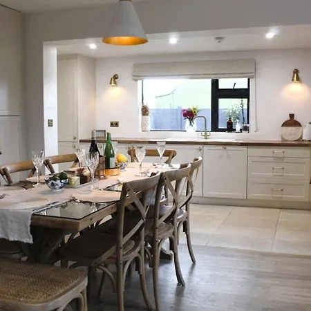 Willow Cashel- Rock View- 4 Bedrooms, 4 Bathrooms- Cosy *
