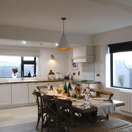 Willow Lodge Cashel- Rock View- 4 Bedrooms, 4 Bathrooms- Cosy Lodge *