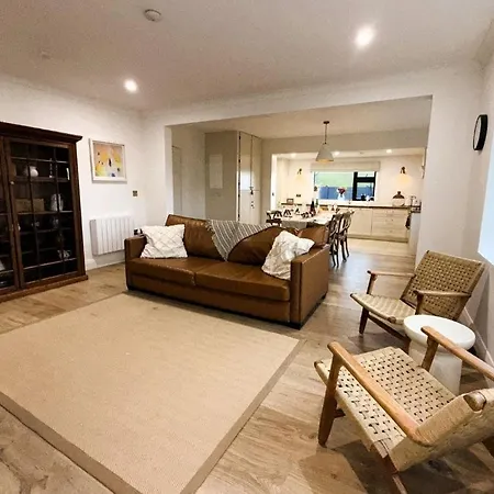 Willow Lodge Cashel- Rock View- 4 Bedrooms, 4 Bathrooms- Cosy Lodge