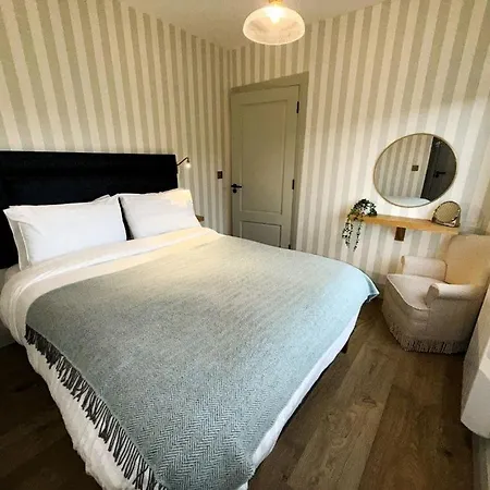 Willow Cashel- Rock View-sleeps 8 Guests-spacious- Cosy Cashel (Tipperary)