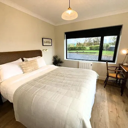 Willow Cashel- Rock View- 4 Bedrooms, 4 Bathrooms- Cosy *