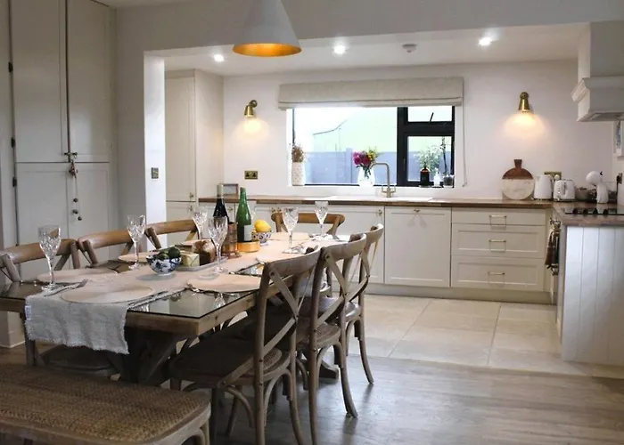 Willow Cashel- Rock View-sleeps 8 Guests-spacious- Cosy *