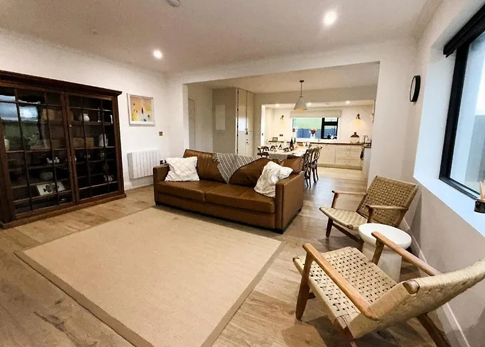 Willow Cashel- Rock View-sleeps 8 Guests-spacious- Cosy