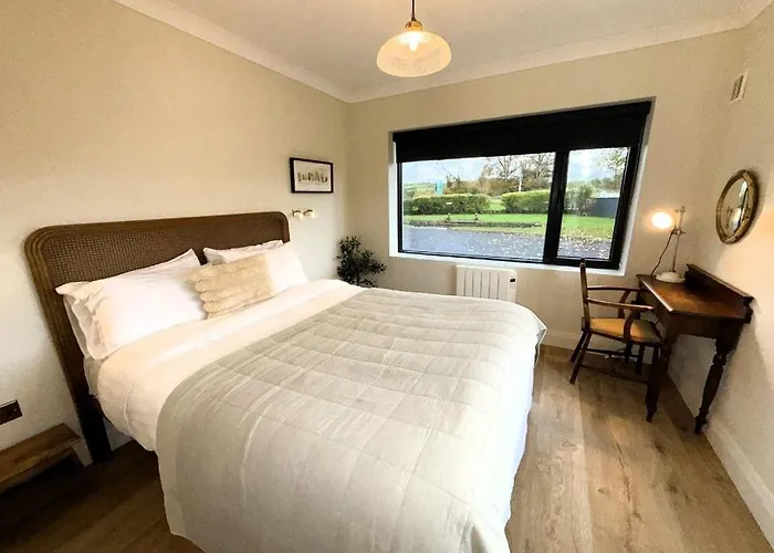 Willow Cashel- Rock View-sleeps 8 Guests-spacious- Cosy *
